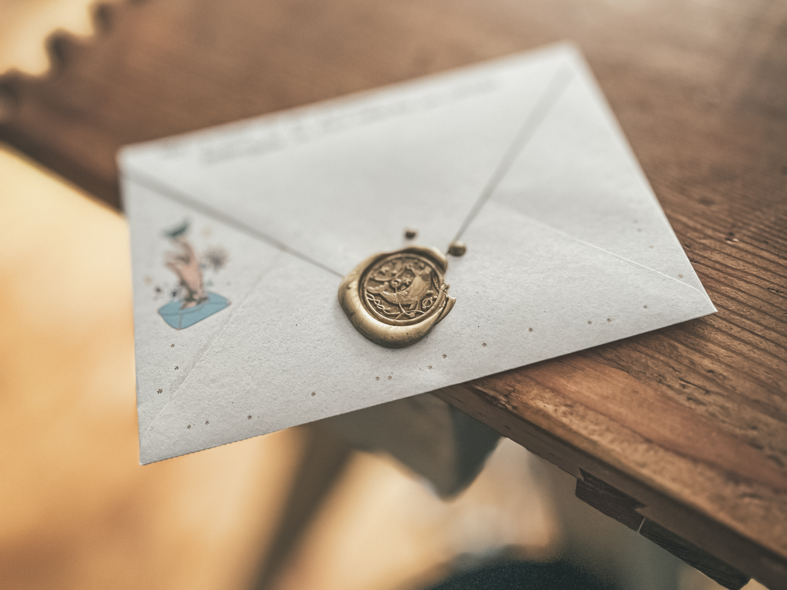 Brief, Schreibtisch, Goldsiegel, Warme Töne, Holz, Licht